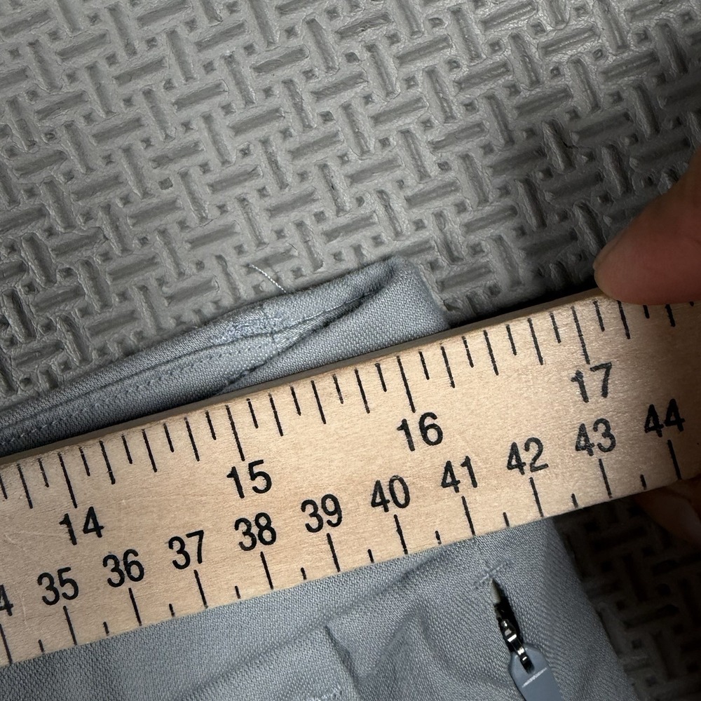 Lululemon Shorts Mens 32 Commission Relaxed 11" Inseam Light Gray Chino LM7AKAS - Picture 8 of 9